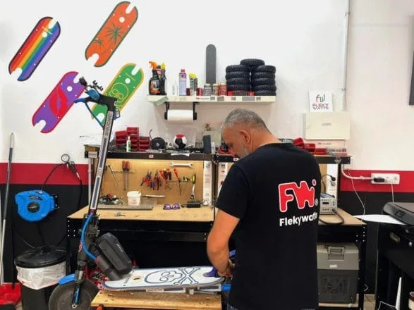 Taller del patinetes eléctricos repuestos