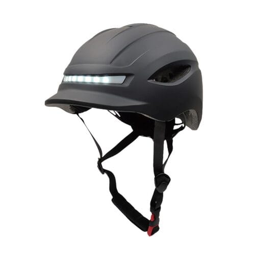 Casco negro con luz LED frontal.