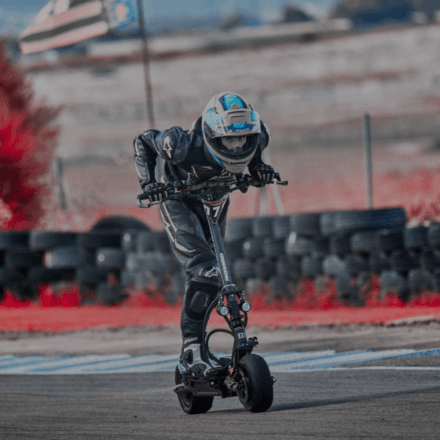 Corredor en patinete eléctrico compitiendo en circuito