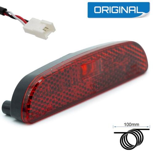 Luz trasera roja de coche con conector.