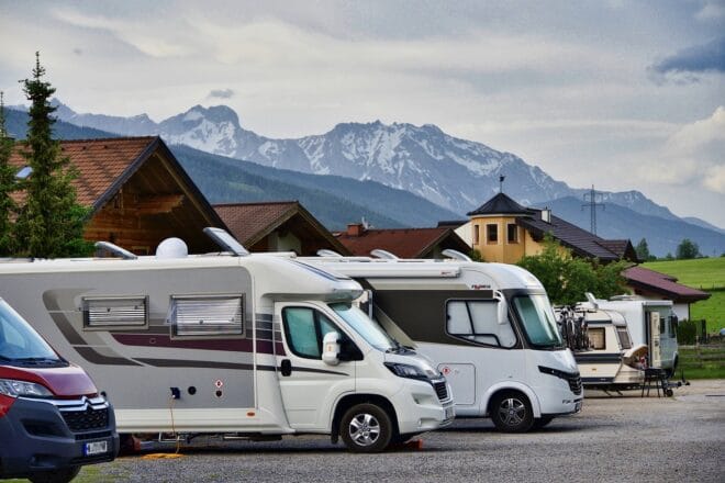 Autocaravanas aparcadas con montañas al fondo