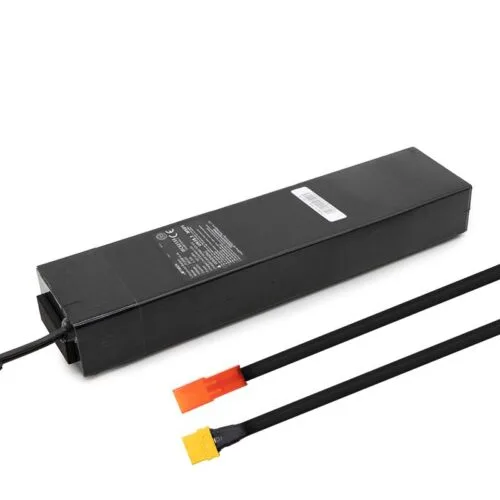 Batería negra con cables conectores naranja y amarillo.